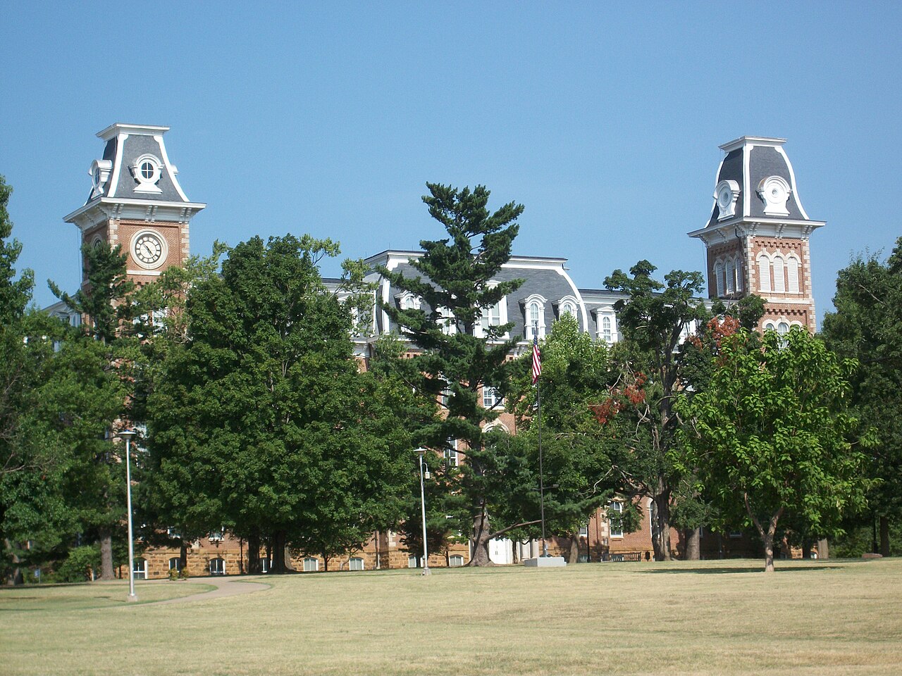 Old Main с башнями-близнецами, University of Arkansas