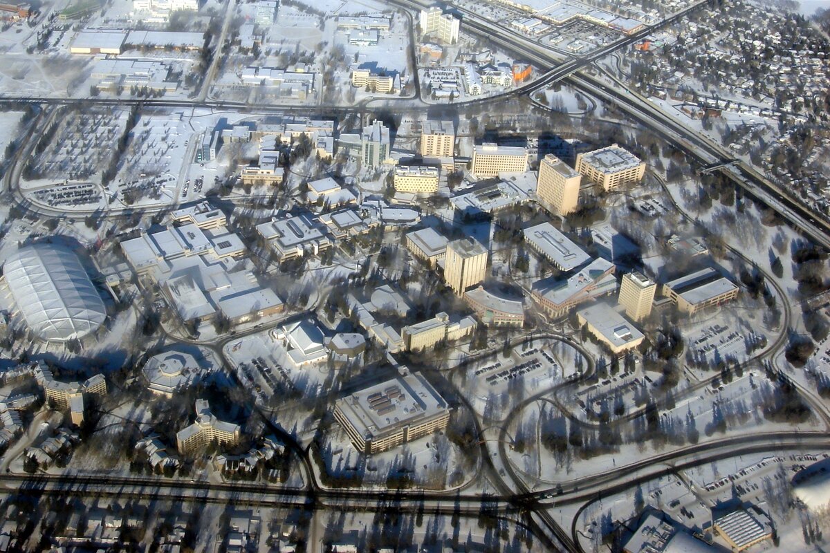 Аэросъёмка главного кампуса University of Calgary зимой, Альберта.