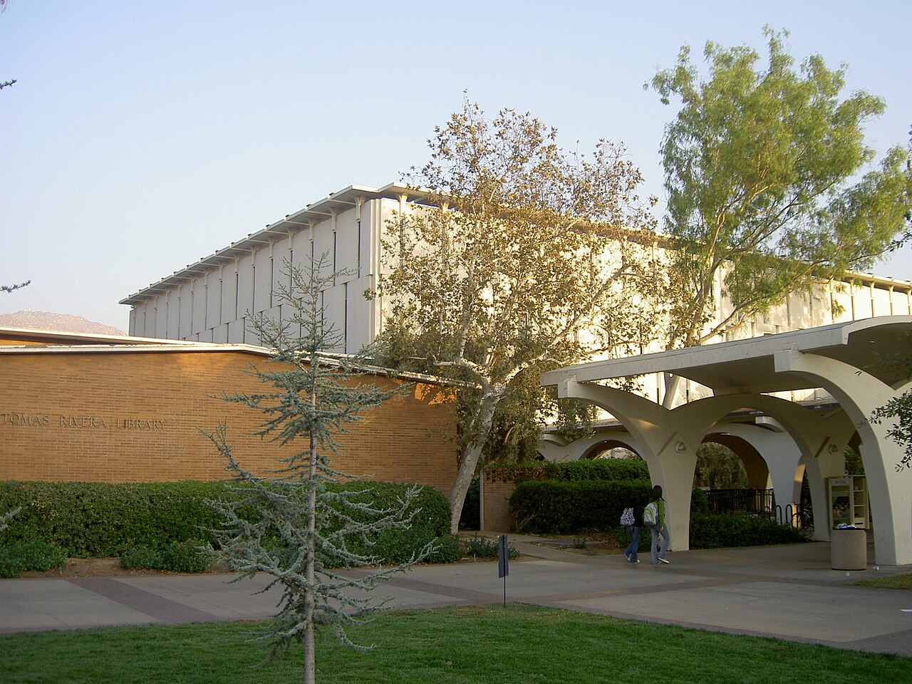Библиотека Ривера в кампусе UC Riverside