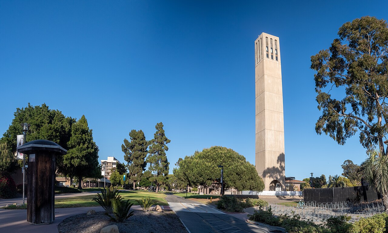 Башня Сторк в кампусе UC Santa Barbara