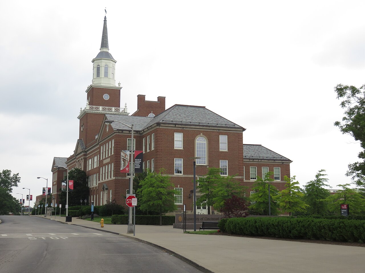 Макмикен-холл в кампусе University of Cincinnati