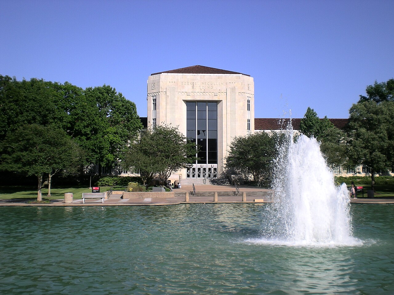 Здание Каллена и фонтан в кампусе University of Houston