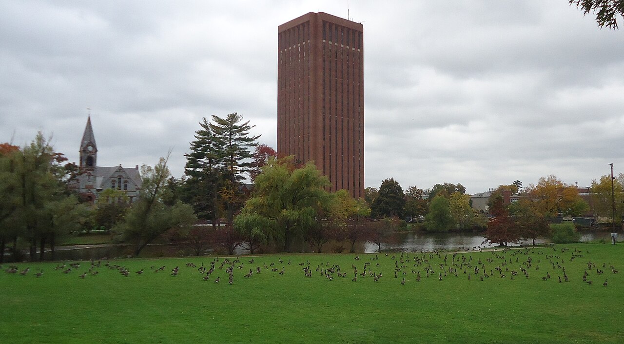 Библиотека Дюбуа в кампусе UMass Amherst