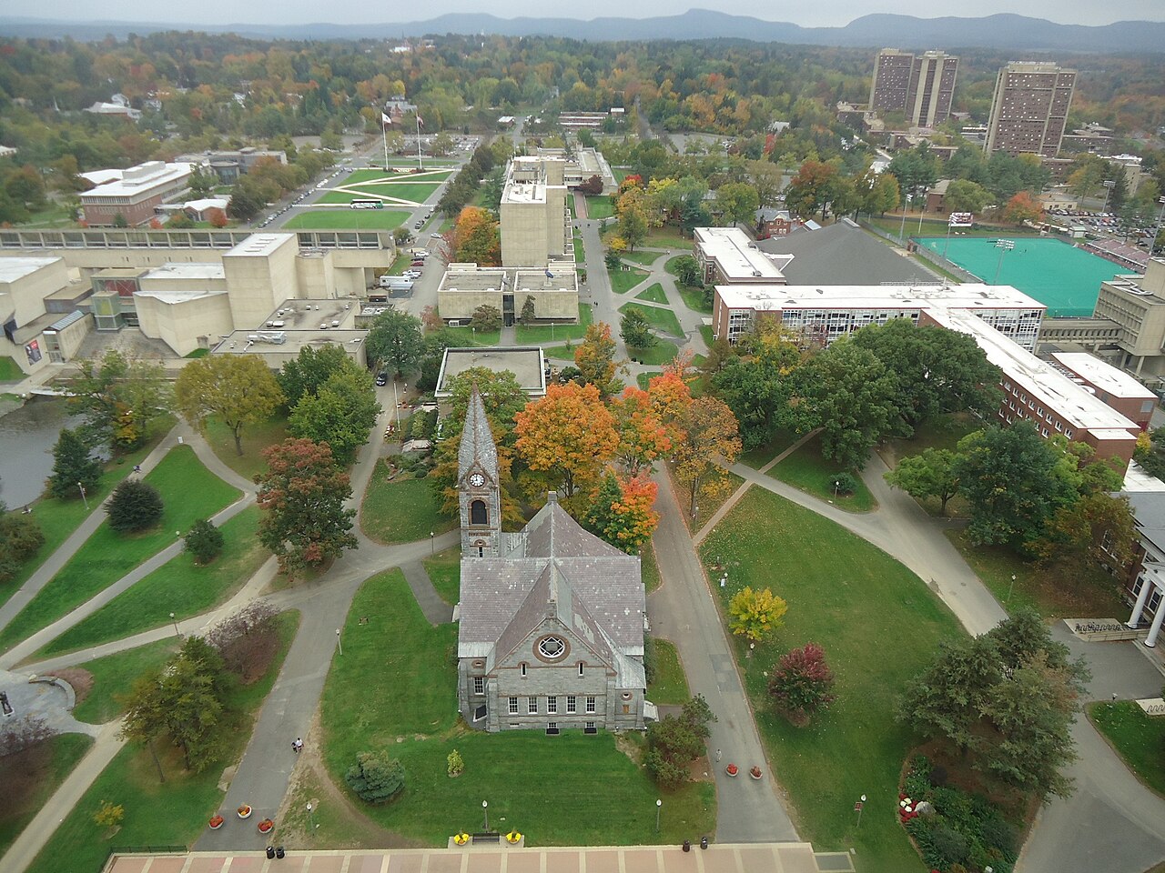 Кампус UMass Amherst в осенних красках