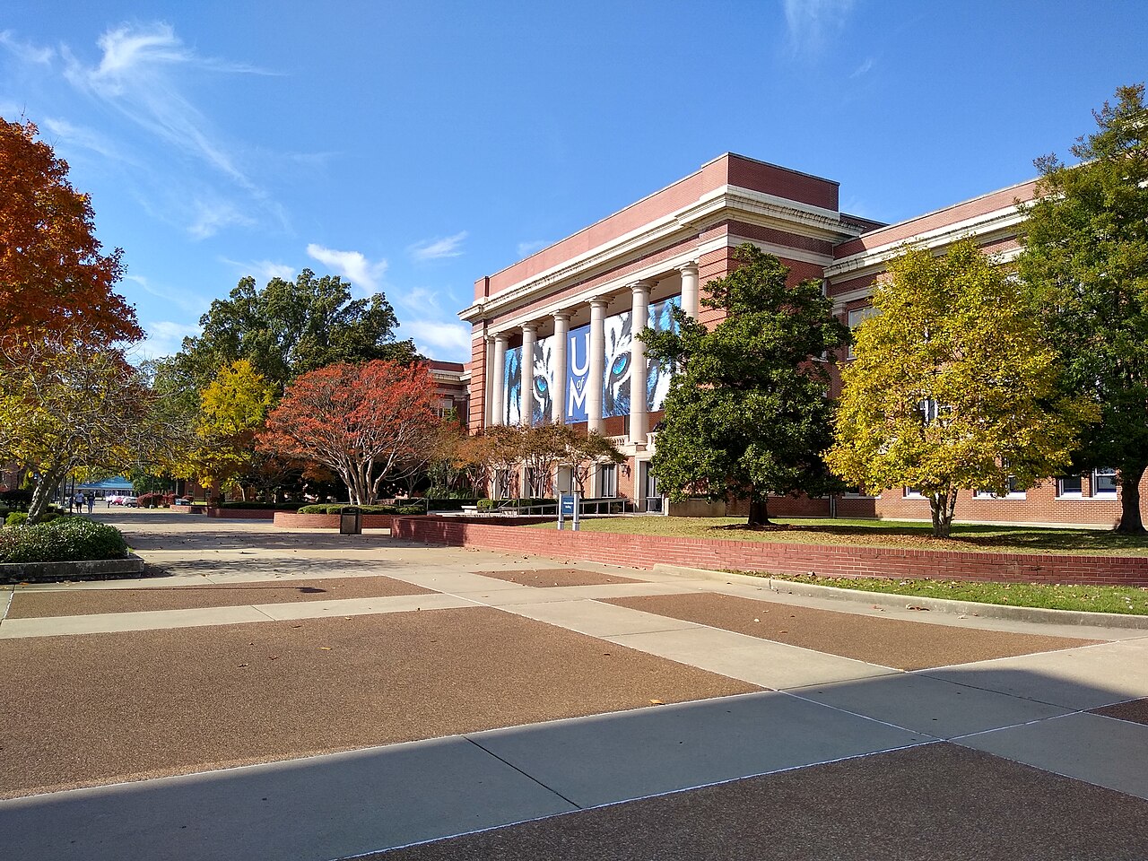 Краснокирпичный корпус кампуса осенью, University of Memphis