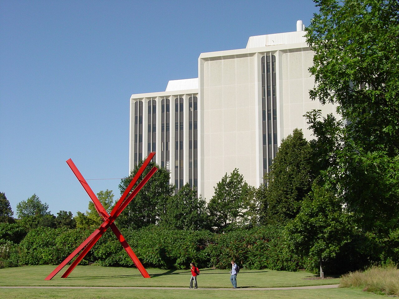 Современный корпус и скульптура в кампусе University of Nebraska