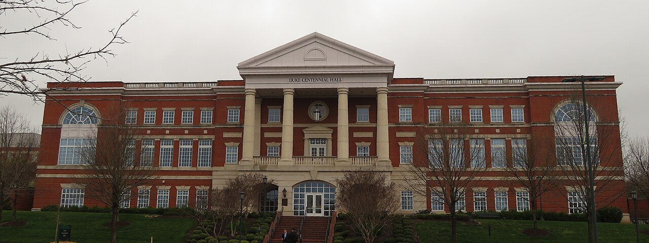 Учебный корпус с колоннадой, UNC Charlotte