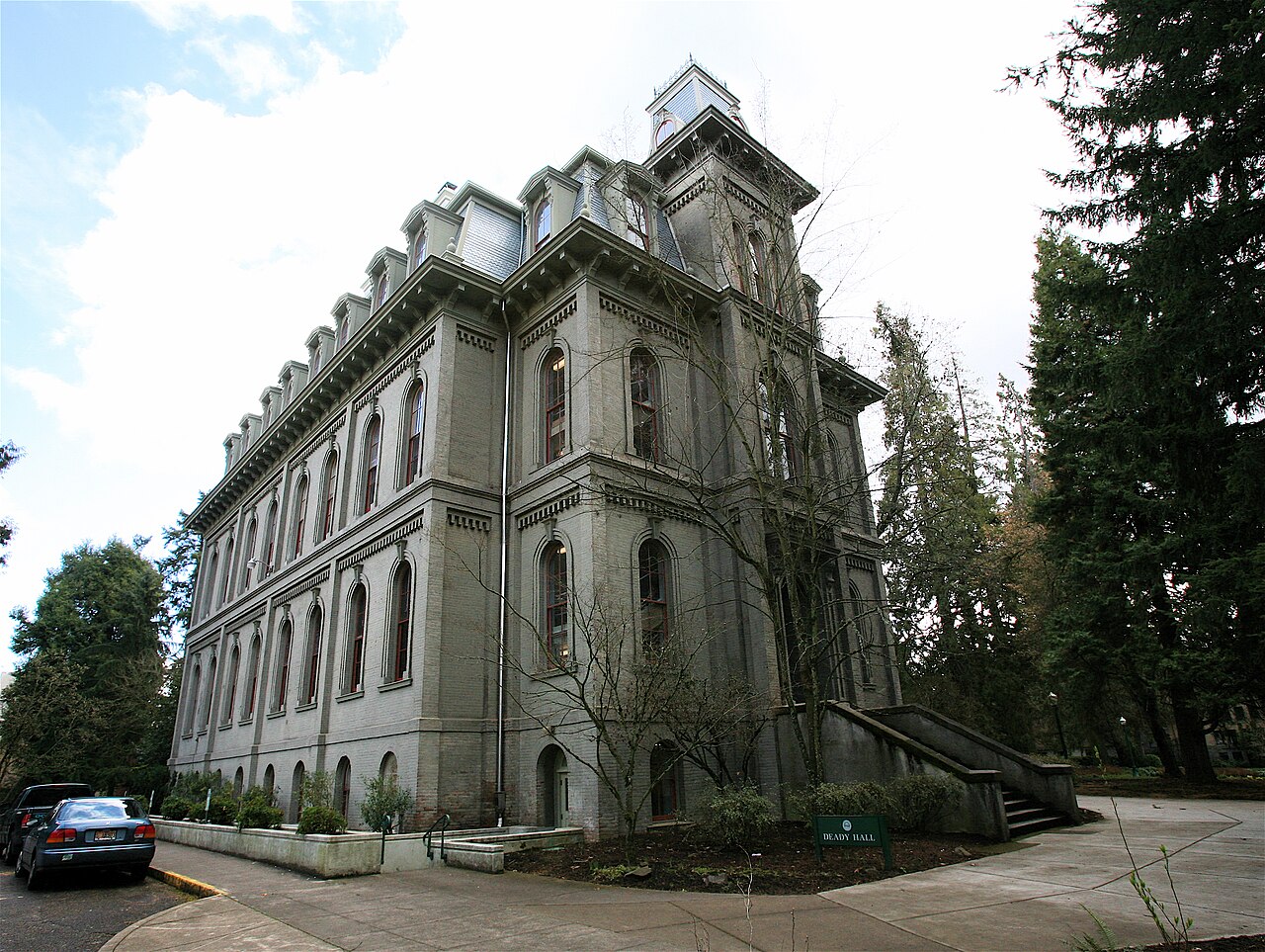 Диди-холл в кампусе University of Oregon