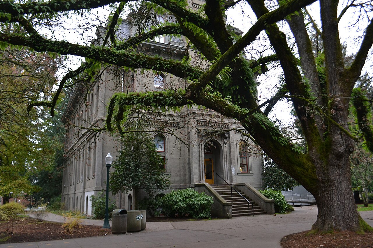 Исторические корпуса University of Oregon среди деревьев