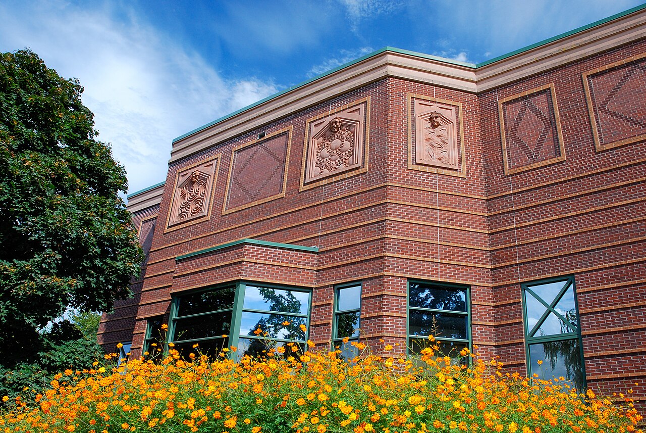 Краснокирпичные корпуса University of Oregon весной