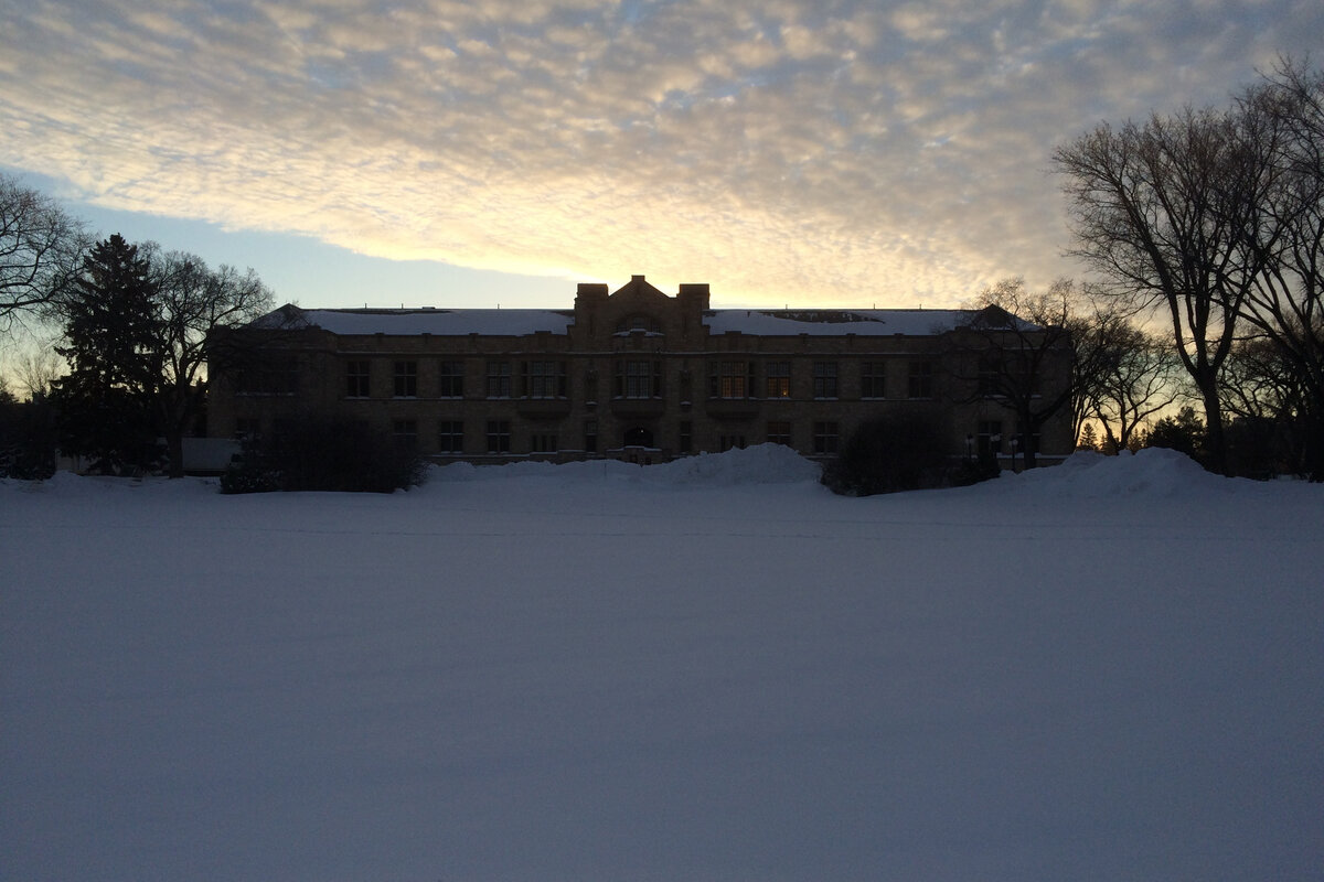Peter MacKinnon Building (бывший College Building) зимой - главный неоготический