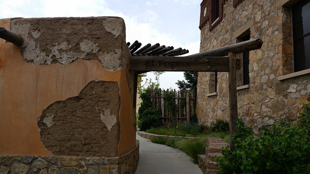 Adobe-архитектура среди пустынных растений, UTEP