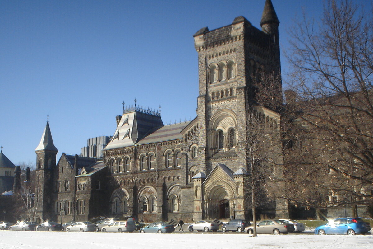Фасад University College - одного из старейших зданий университета на King's Col