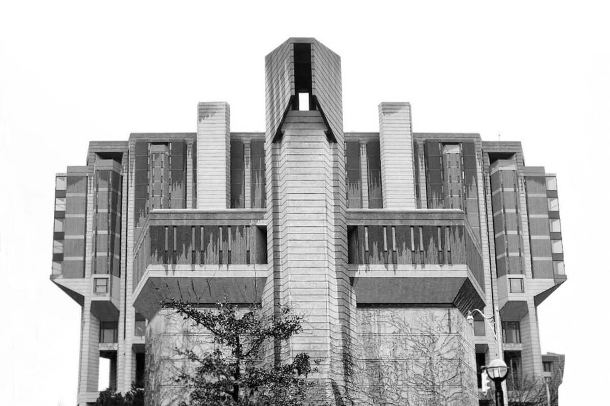 Robarts Library - брутальная громада 1973 года, крупнейшая отдельная библиотека
