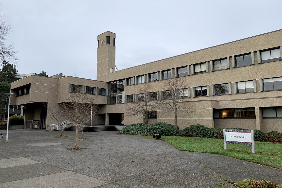 Здание Clearihue - один из главных учебных корпусов University of Victoria