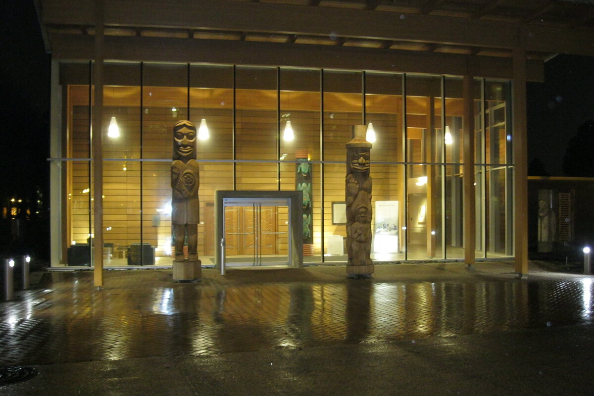 First Peoples House в стиле длинного дома народов Coast Salish на кампусе UVic