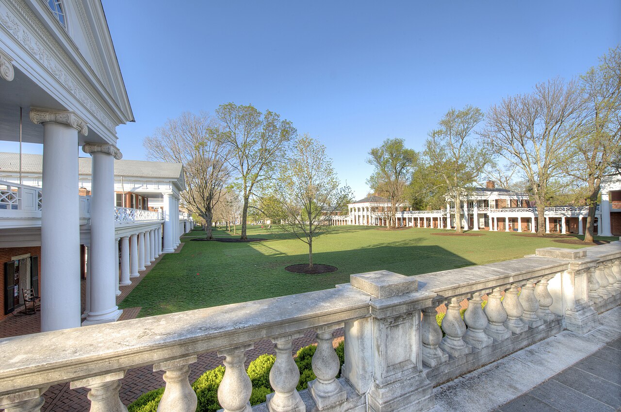 «Лужайка» и Академическая деревня в University of Virginia