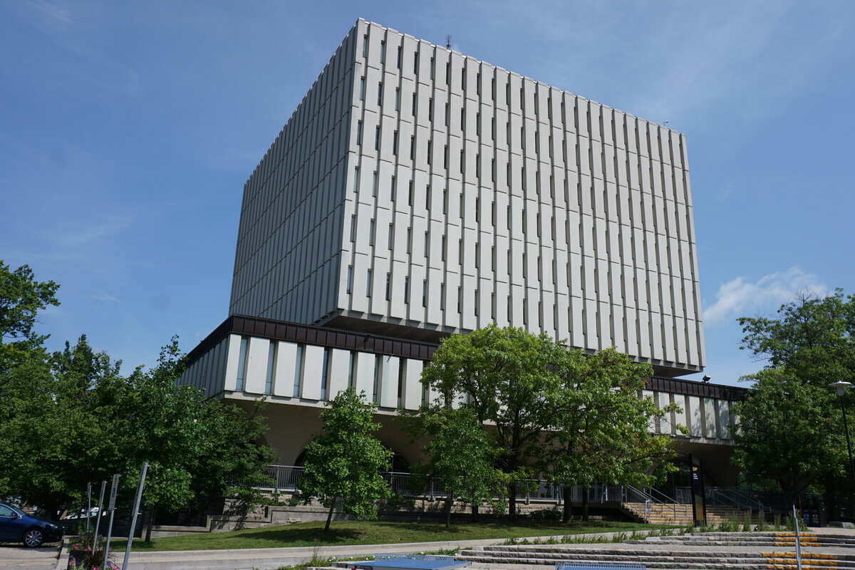 Здание библиотеки Dana Porter на кампусе University of Waterloo (2025)