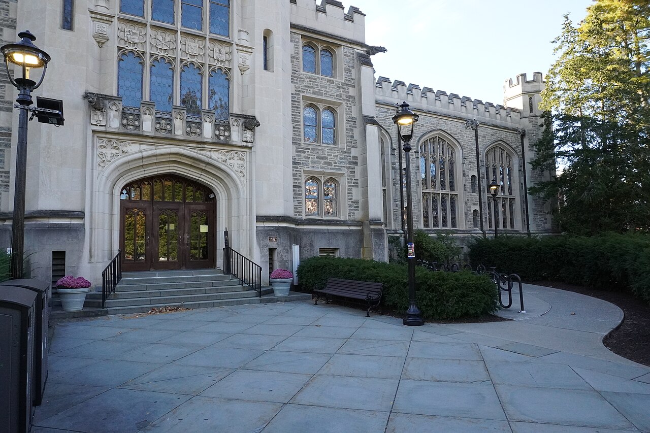 Готический вход в кампус Vassar College