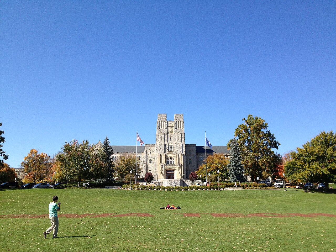 Дриллфилд в центре кампуса Virginia Tech