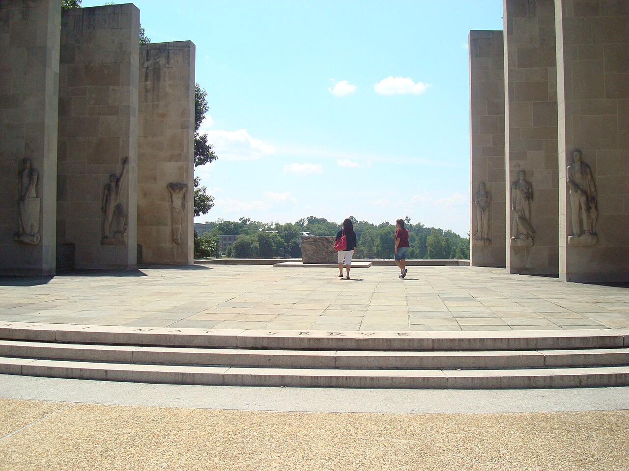 Мемориал ветеранам из хоки-камня в Virginia Tech