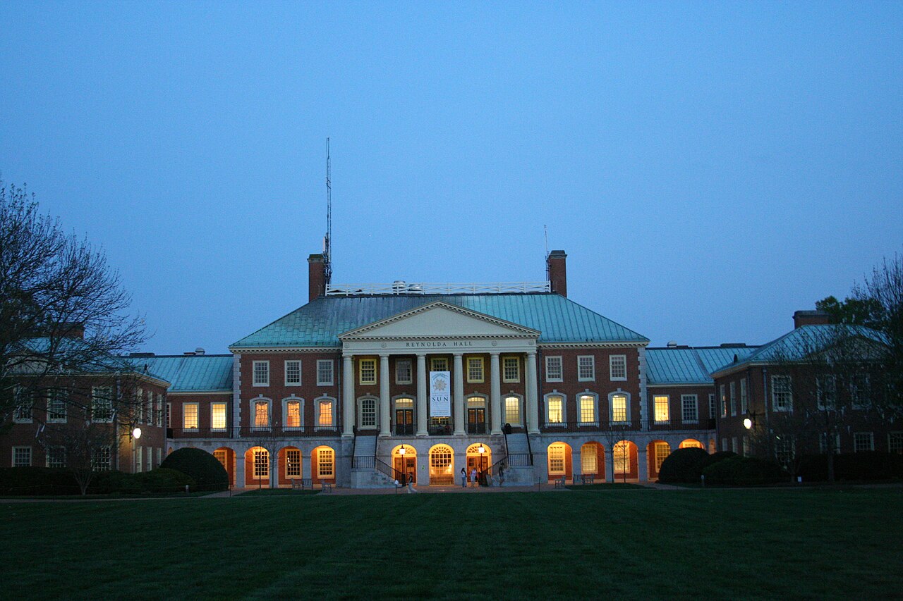 Рейнолда-холл в сумерках, Wake Forest University