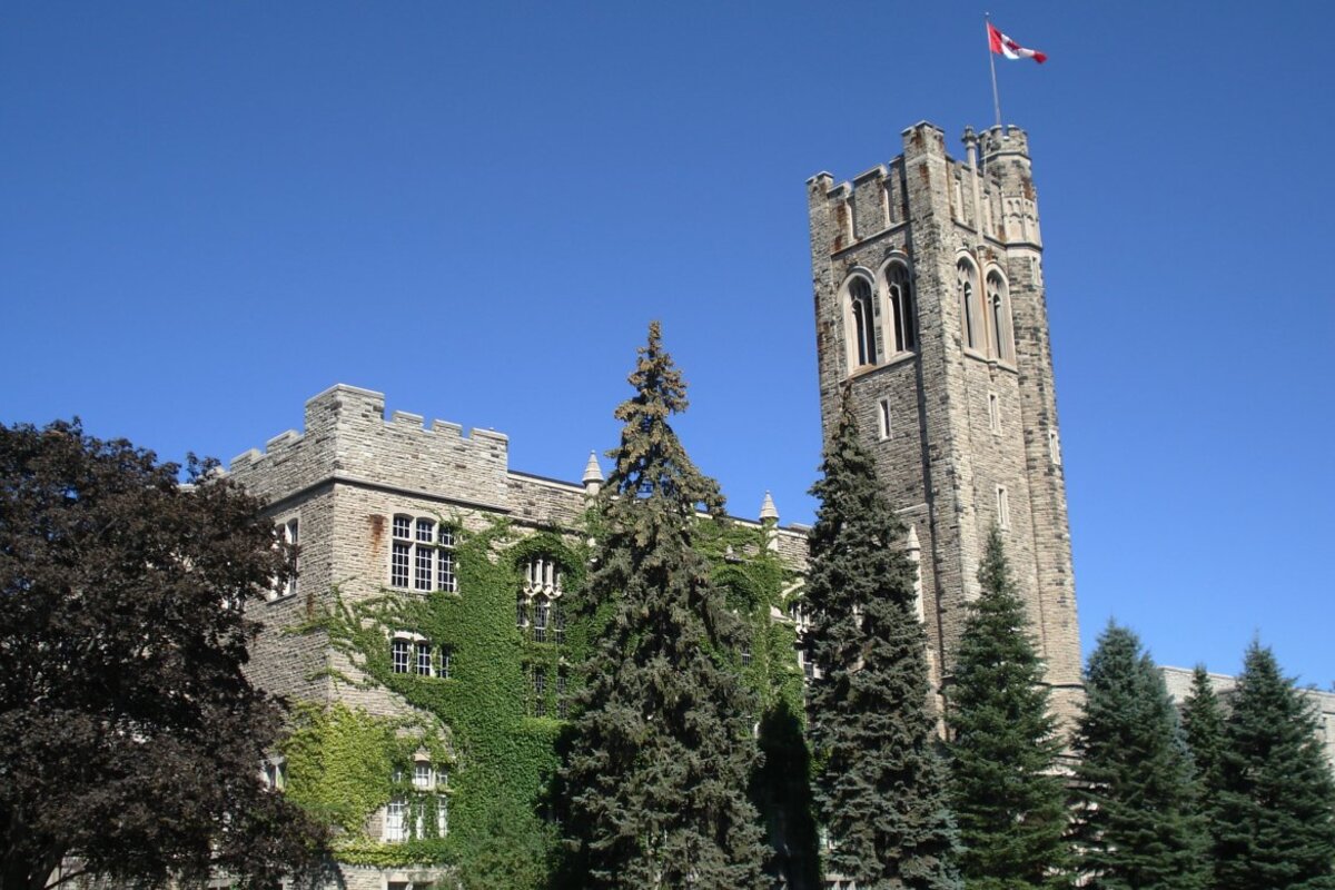 Здание University College с башней Middlesex Memorial Tower - главный историческ