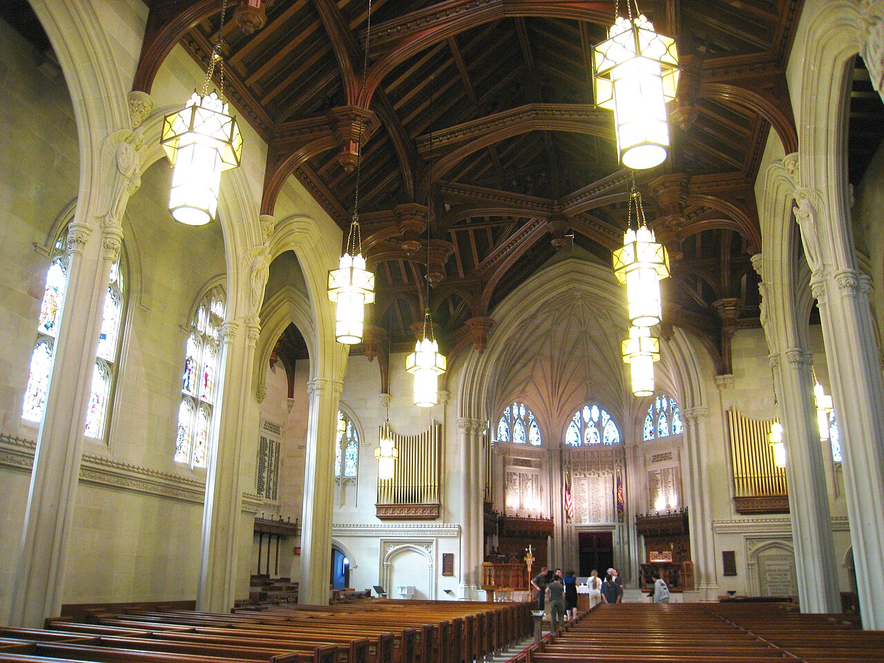 Готический интерьер часовни Томпсона, Williams College