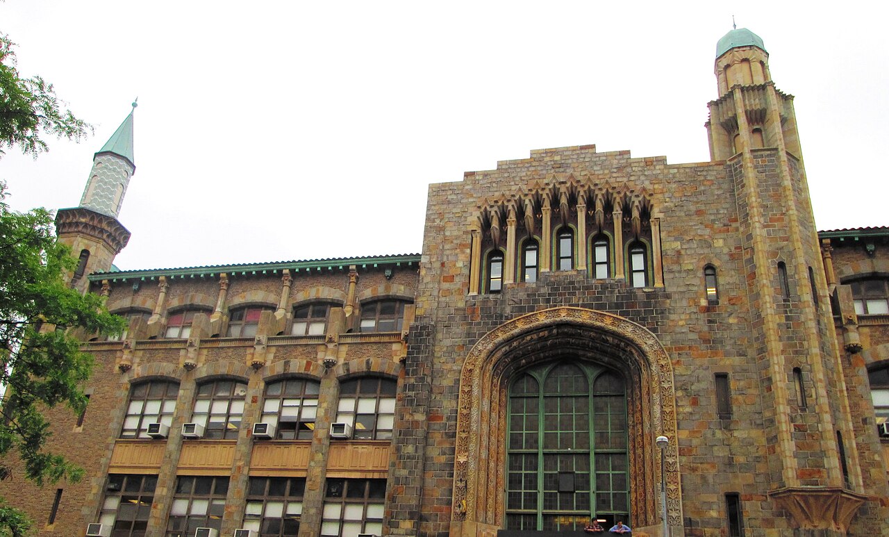 Главный корпус Yeshiva University в мавританском стиле