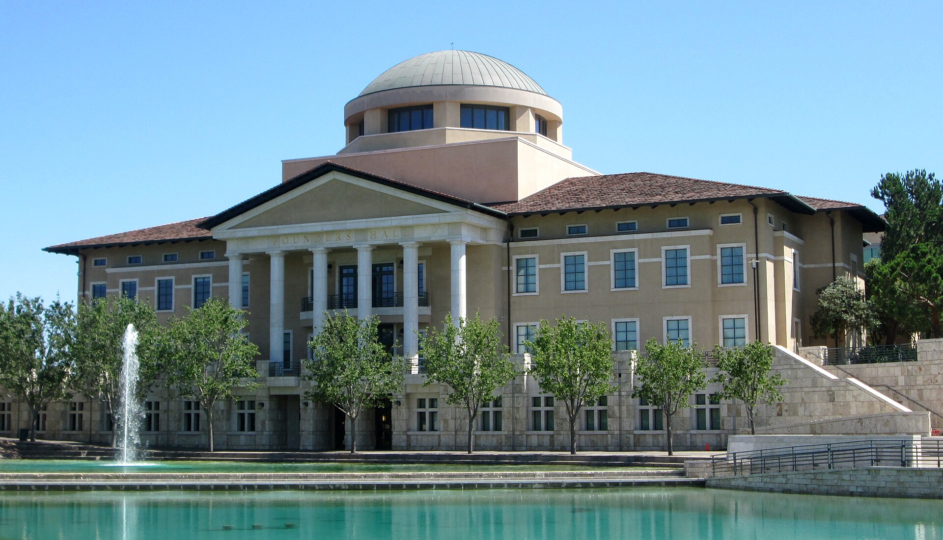 Кампус Soka University of America