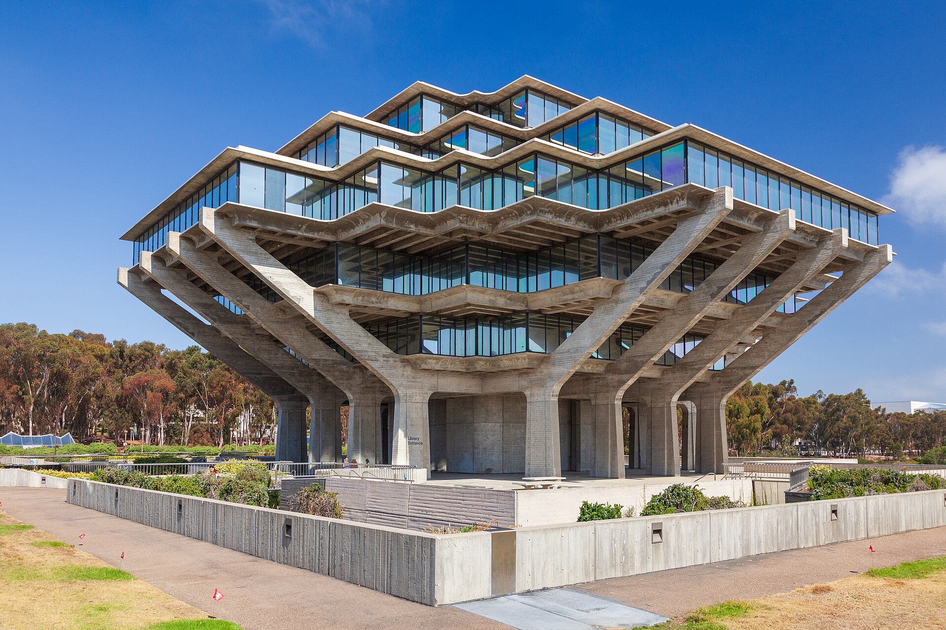Кампус University of California, San Diego (UCSD)